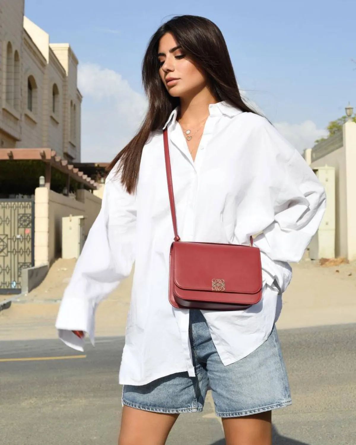 ديما الأسدي بقميص باللون الأبيض  