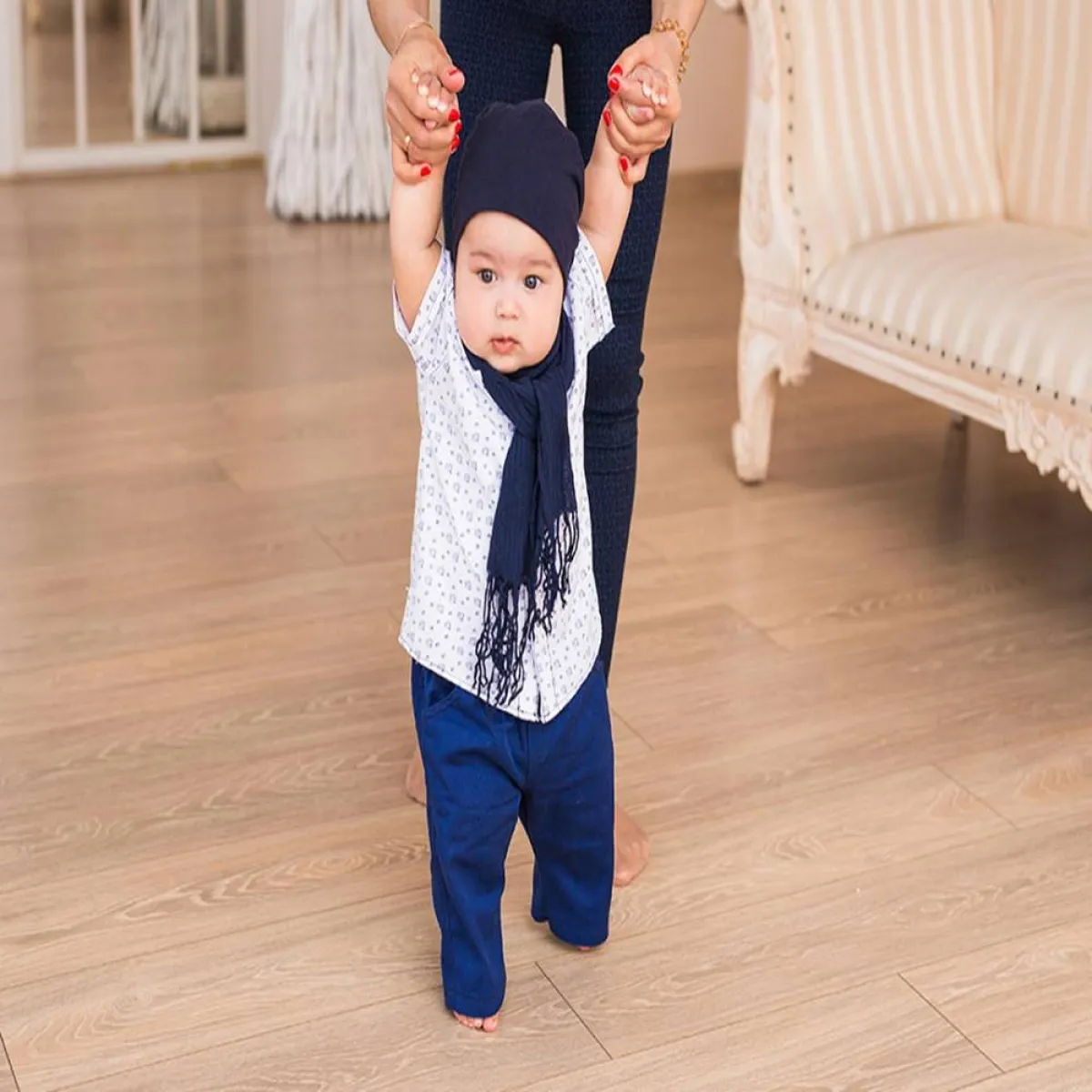 صورة لطفل يحاول المشي