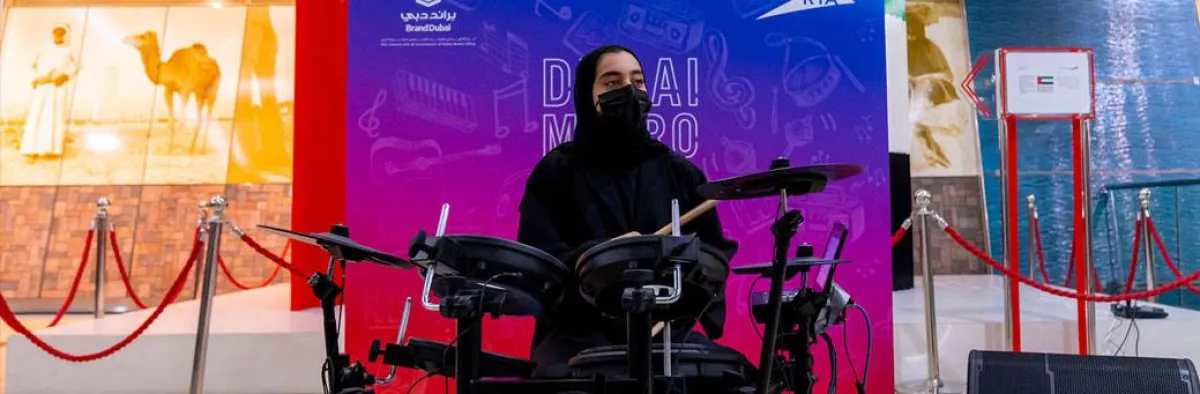 ميثة المنصوري موهبة إماراتية تشارك في مهرجان مترو دبي للموسيقى - الصورة من حساب المكتب الإعلامي لحكومة دبي