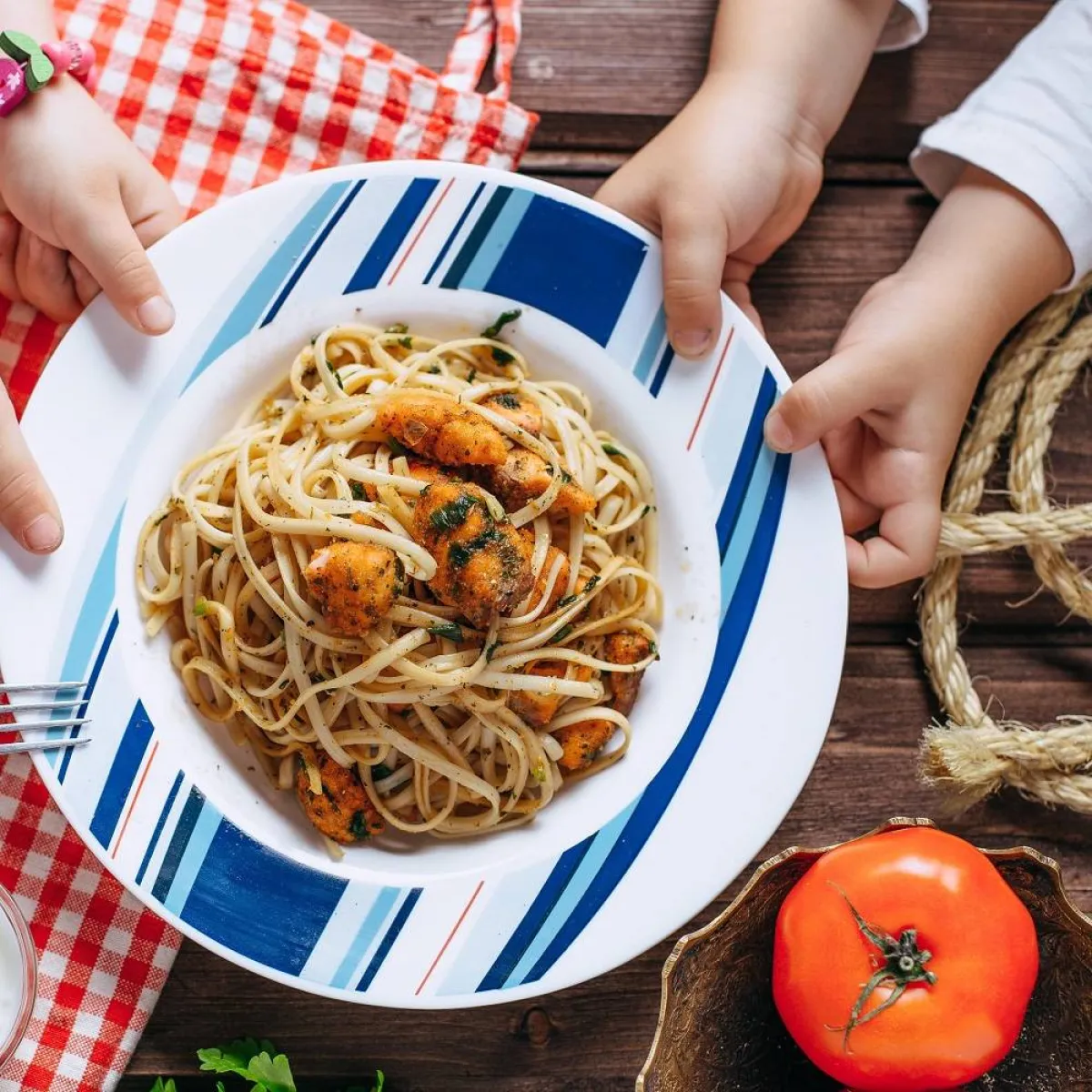 صورة لطبق مكرونة بالطماطم