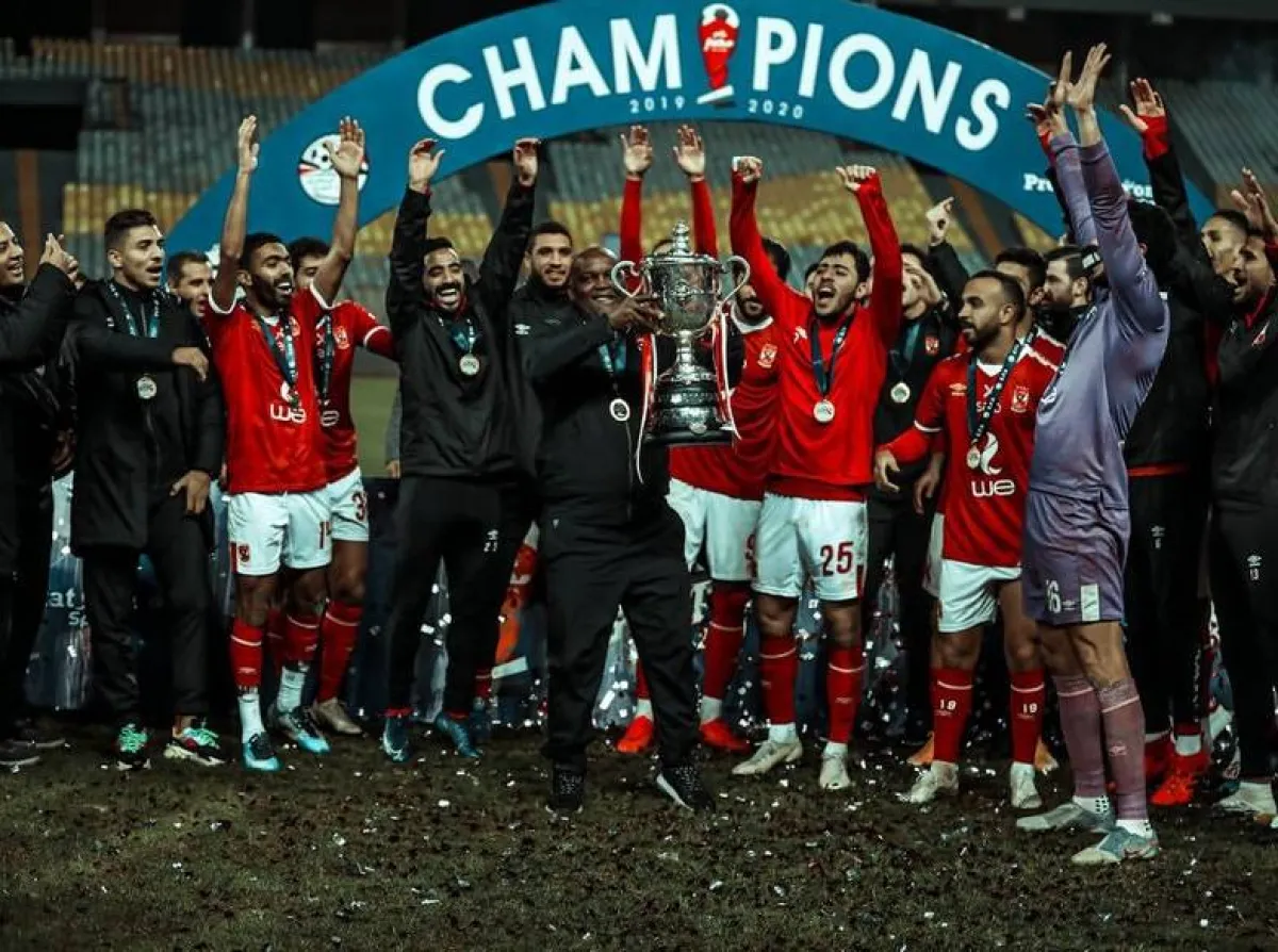 صورة النادي الأهلي خلال التتويج بإخدى بطولاته