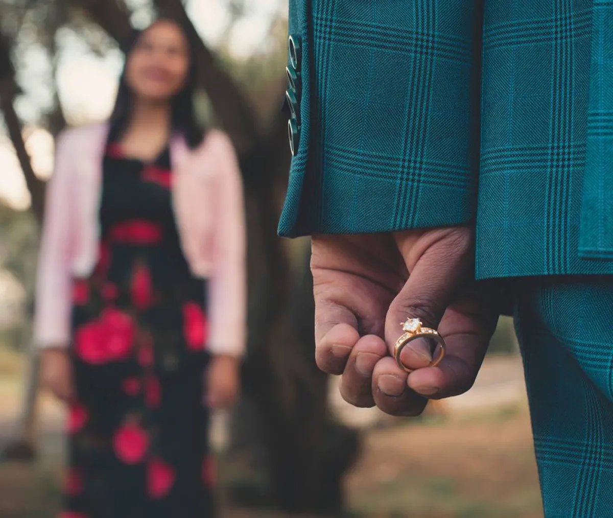 أين يوضع خاتم الخطوبة؟
