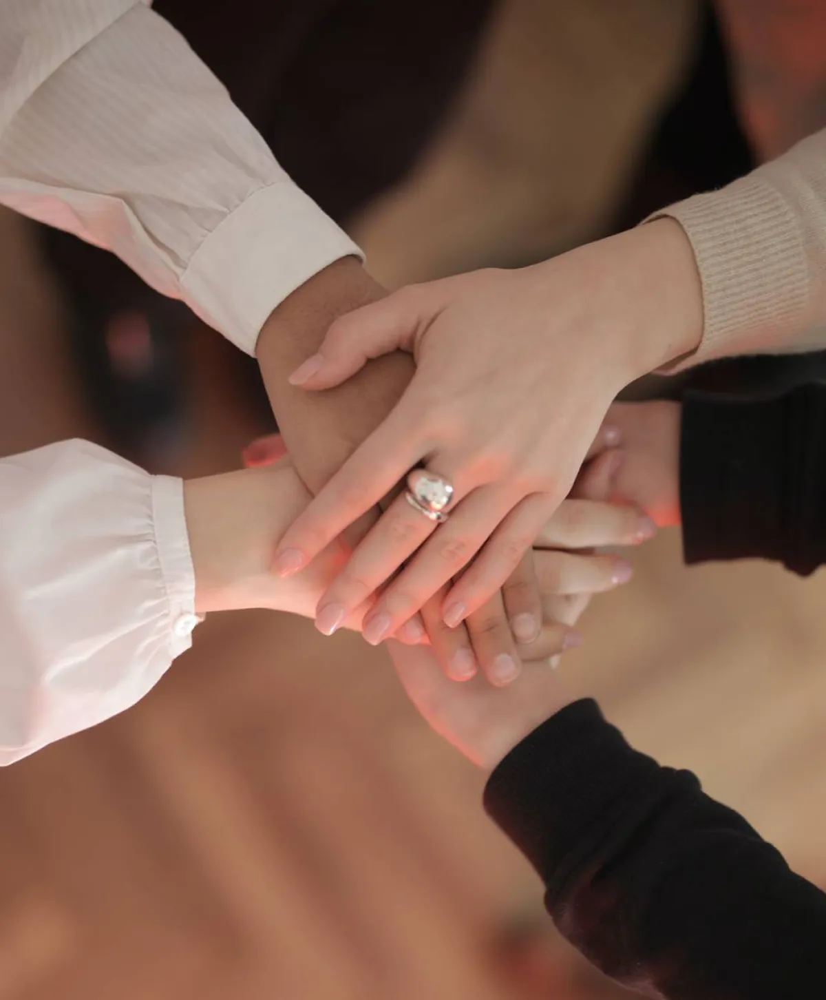 أين يوضع خاتم الخطوبة؟