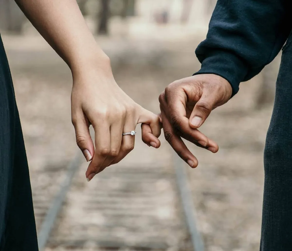 أين يوضع خاتم الخطوبة؟