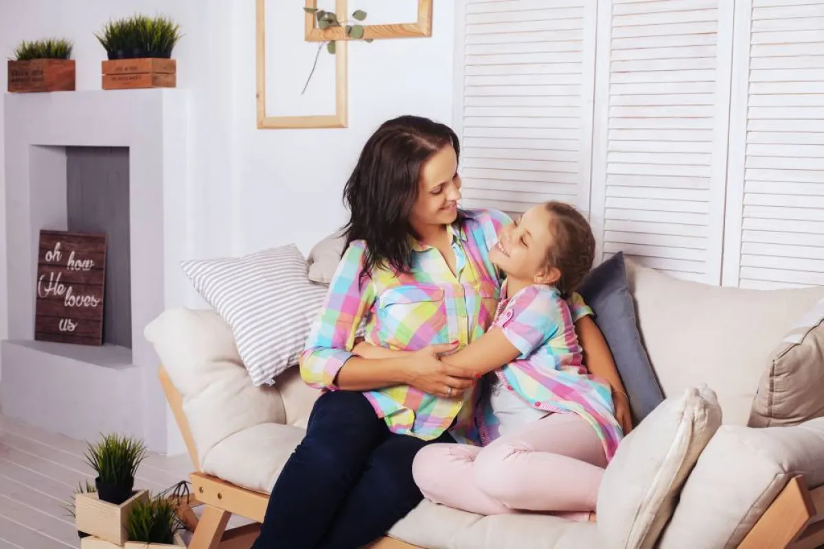 صورة لأم تكلم ابنتها