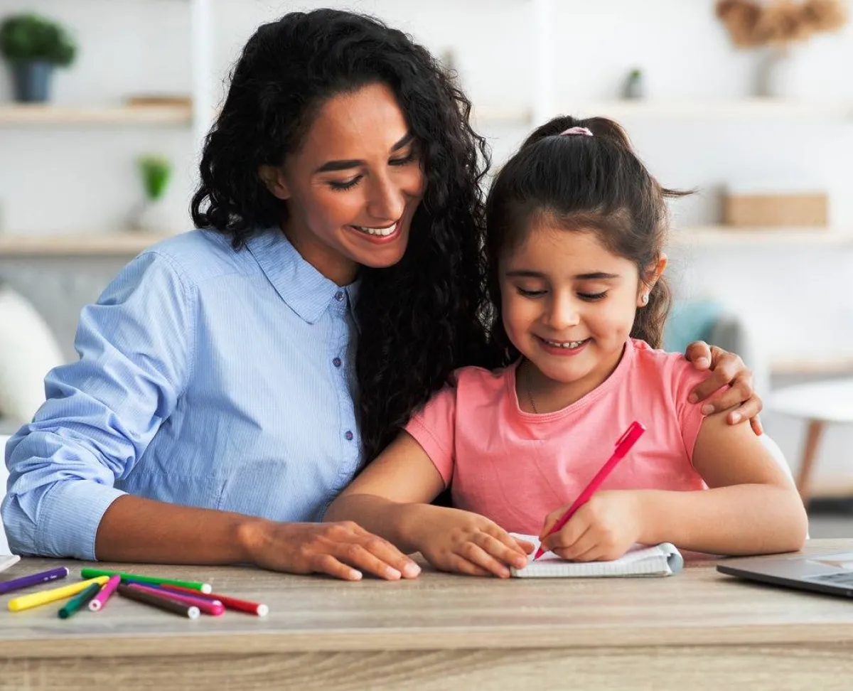 صورة لأم تعلم ابنتها