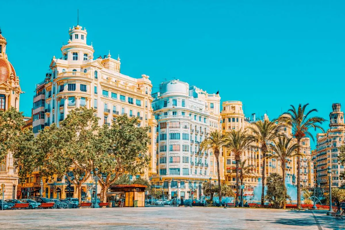 فالنسيا تعرف بالعمارات ذات الهندسة المذهلة 