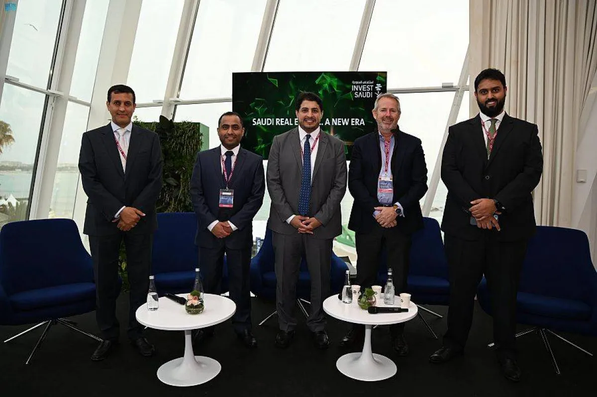 البلدية والإسكان تستعرض استراتيجيتها لصناعة التطوير العقاري والفرص الاستثمارية بالمعرض الدولي للعقار بفرنسا