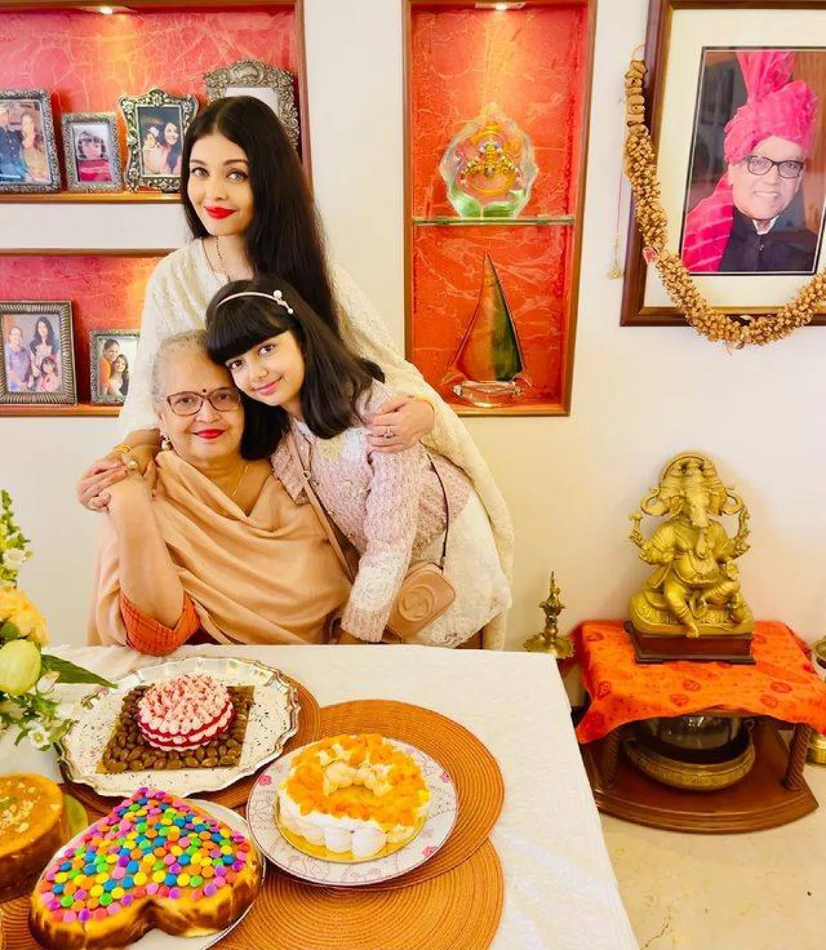 آيشواريا راي مع والدتها وابنتها- الصورة من حساب آيشواريا على إنستغرام