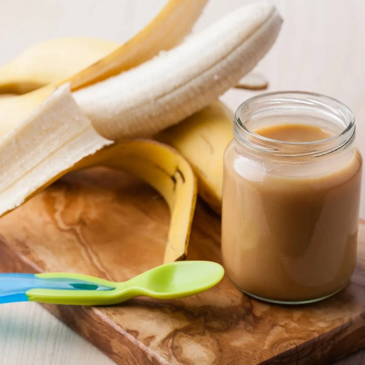 صورة لبرطمان من الخضروات المطبوخة وموزة