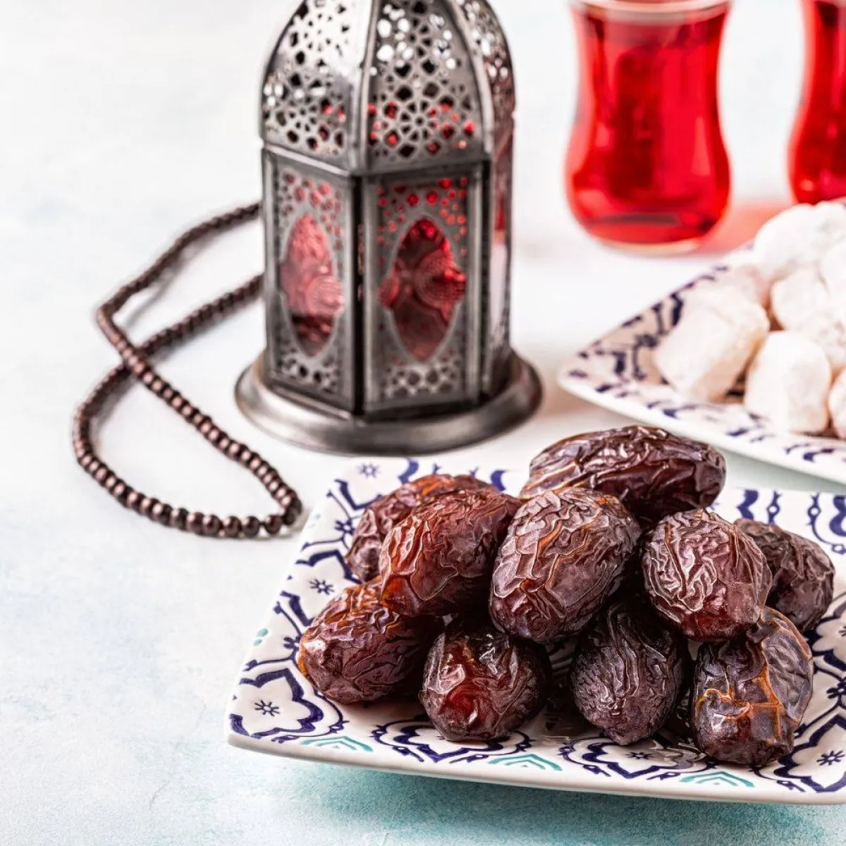 صورة تظهر فانوس رمضان وتَمر.. مصدر الصورة elements