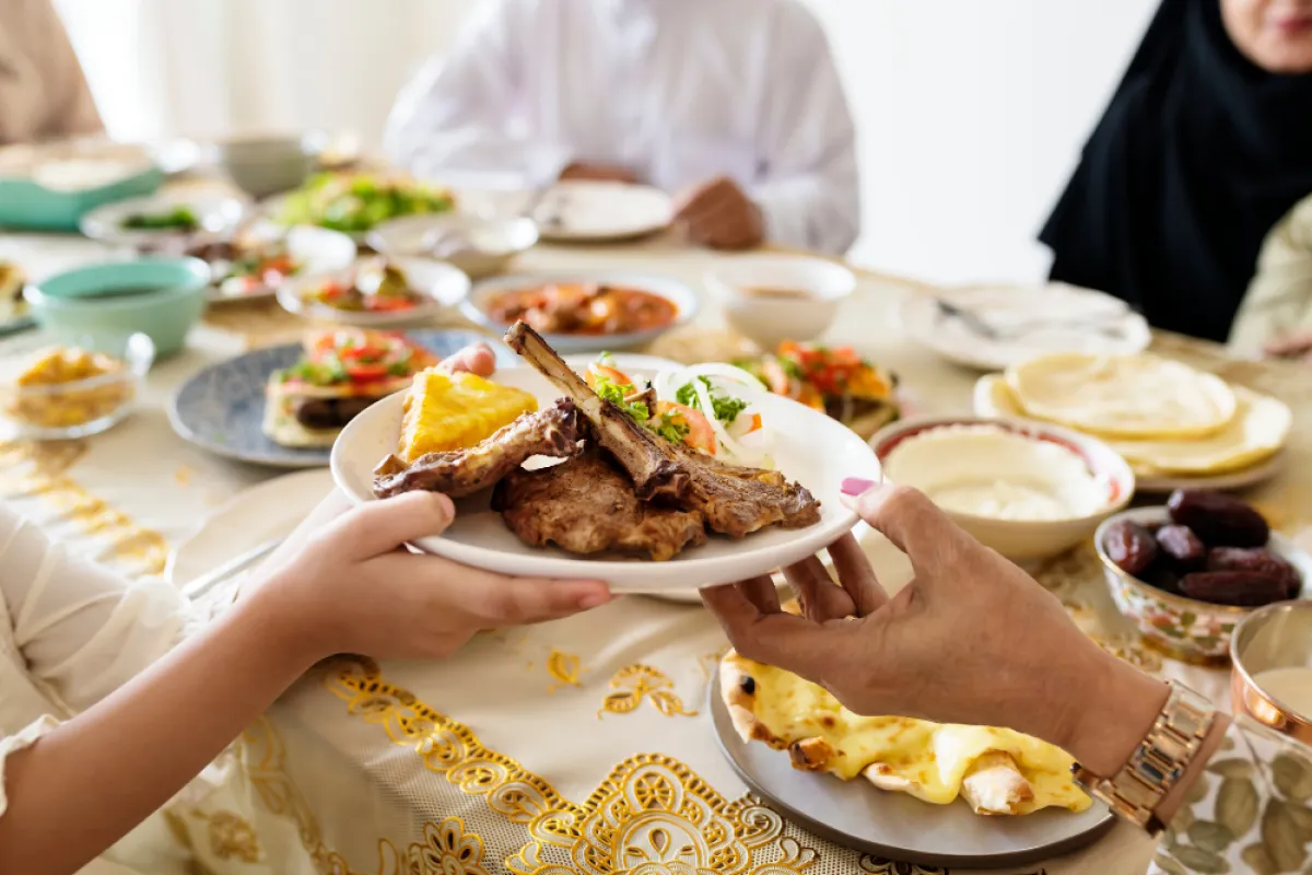 صورة تظهر لمة العائلة على مائدة رمضان  مصدر الصورة elements