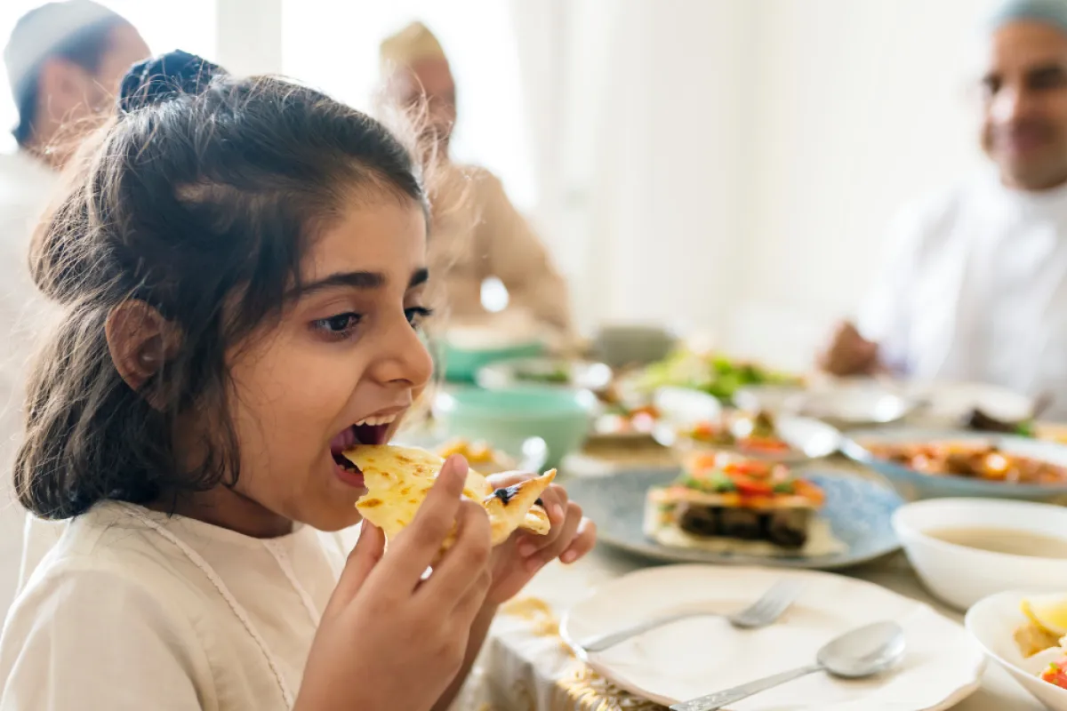 صورة تظهر الأطفال على مائدة الأهل مصدر الصورة elements