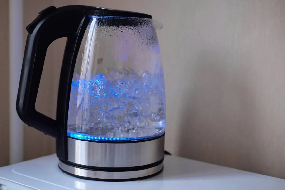 غليان الخل المخفّف بالماء داخل الغلاية الكهربائية أثناء عملية التنظيف