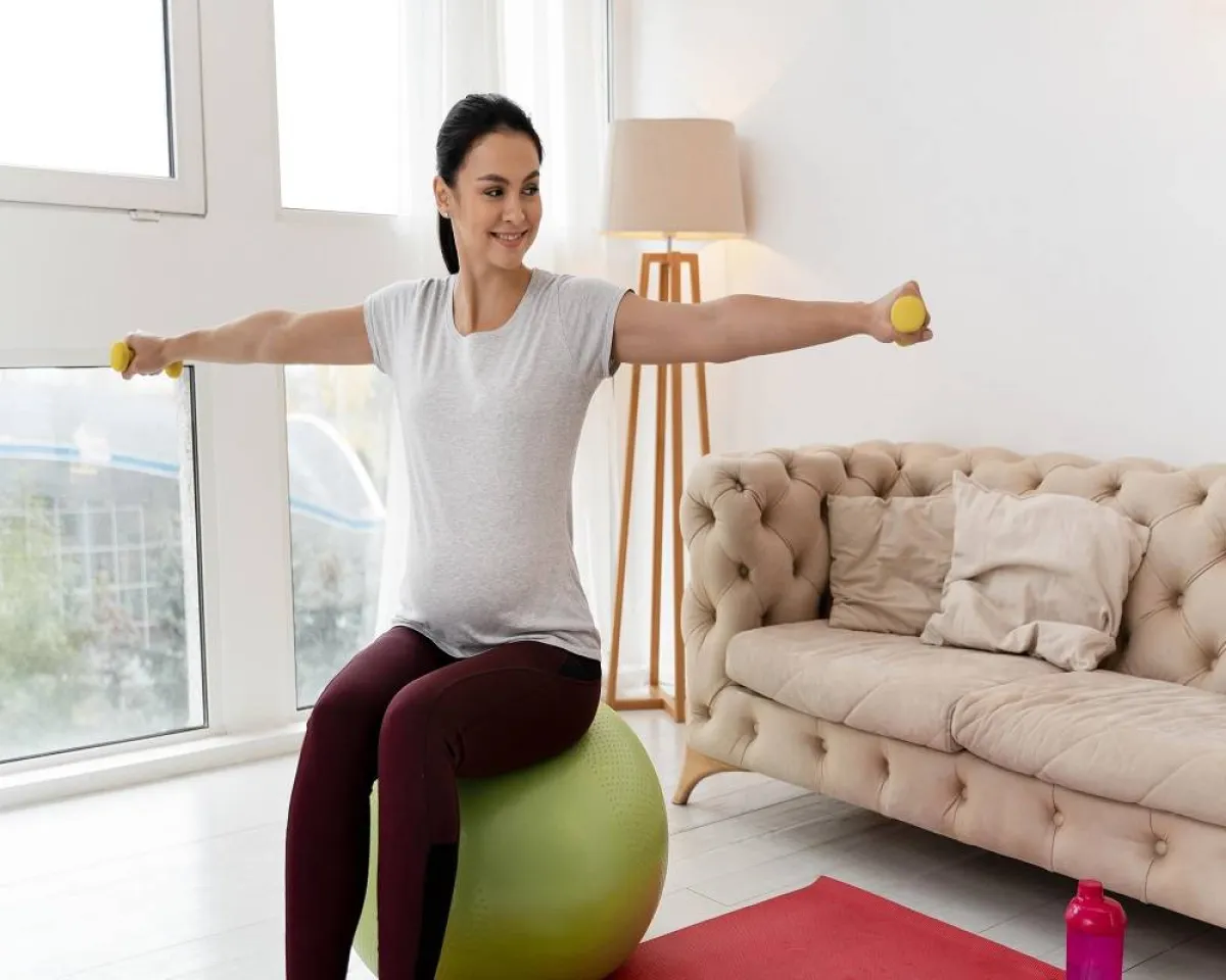 صورة لحامل تمارس رياضة البيلاتس