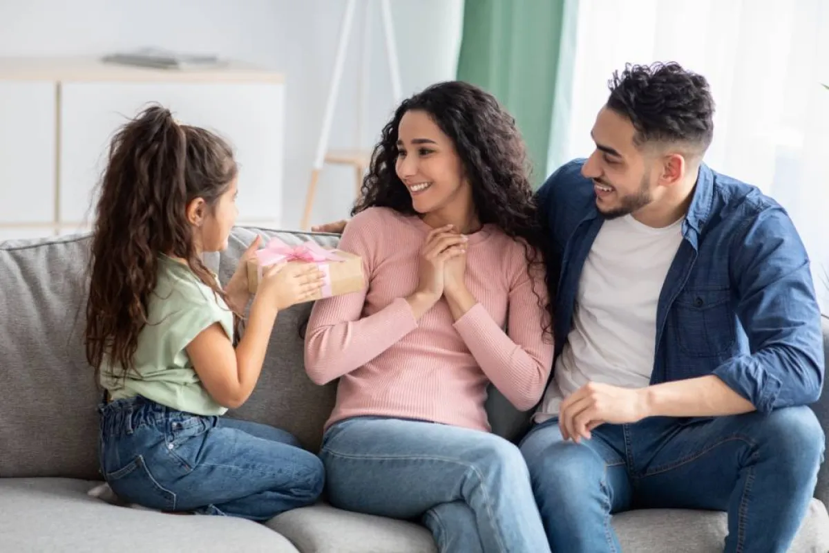 صورة لأم فرحة باختيار هدية طفلها