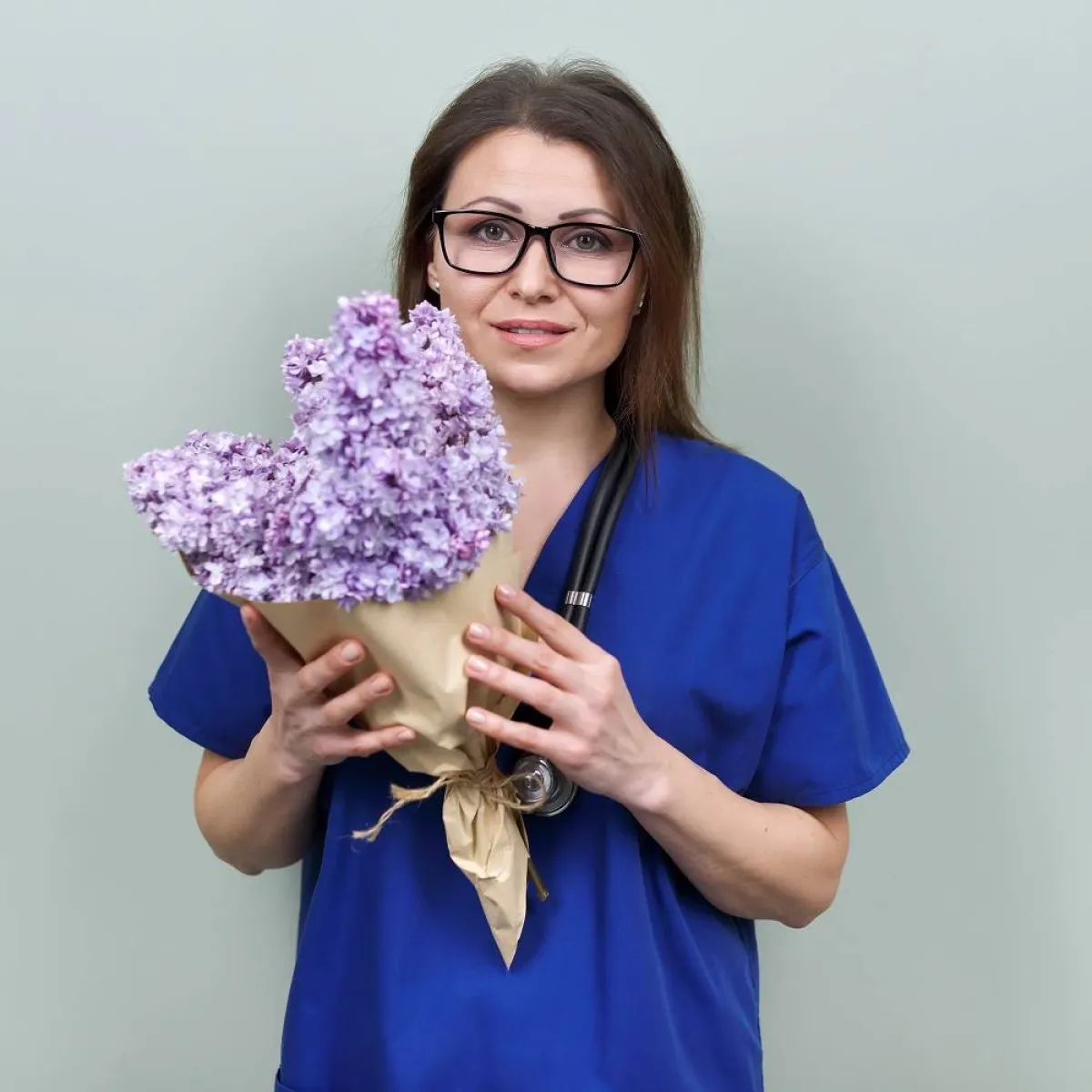 صورة لأم تتلقى الورد