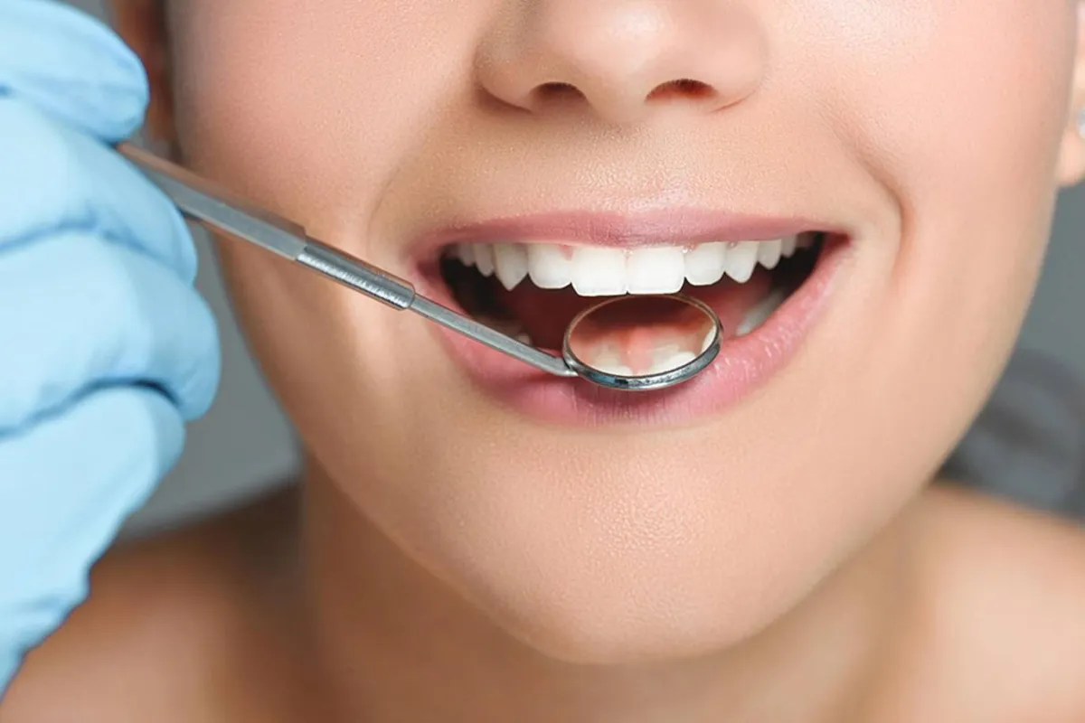 صورة لحامل تهتم بأسنانها