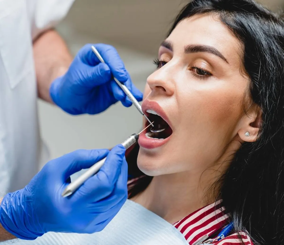 صورة لحامل تخضع لفحص الأسنان