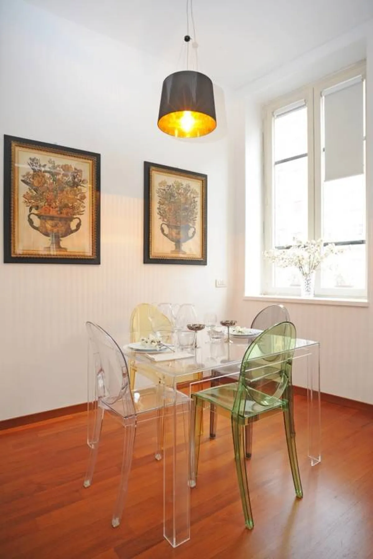 طاولة وكراس مصمّمة من "البلكسي"