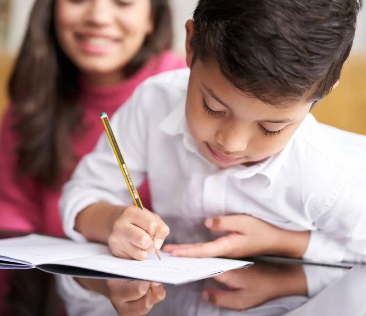 طفل يذاكر دروسه