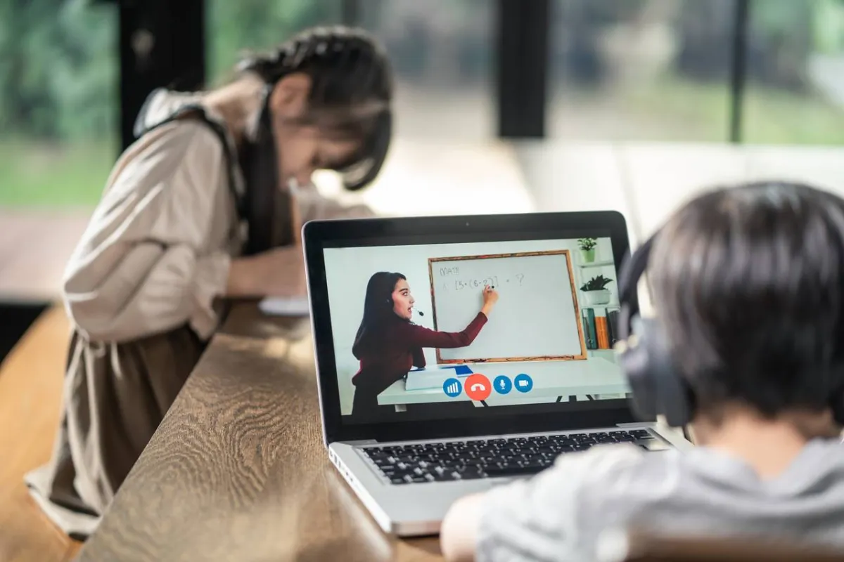 صورة لأطفال يدرسون عن بعد