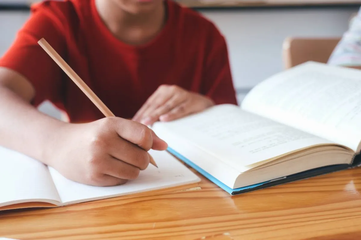 صورة لطفل يدرس