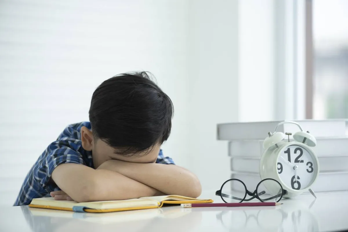 صورة لطفل يشعر بالتعب