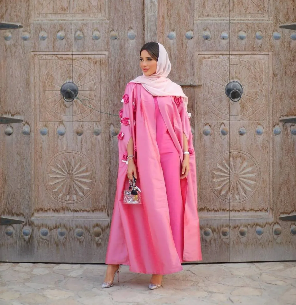 فاطمة حسام بعباية خليجية باللون الزهري مُطرزة بالورود ثلاثية الأبعاد