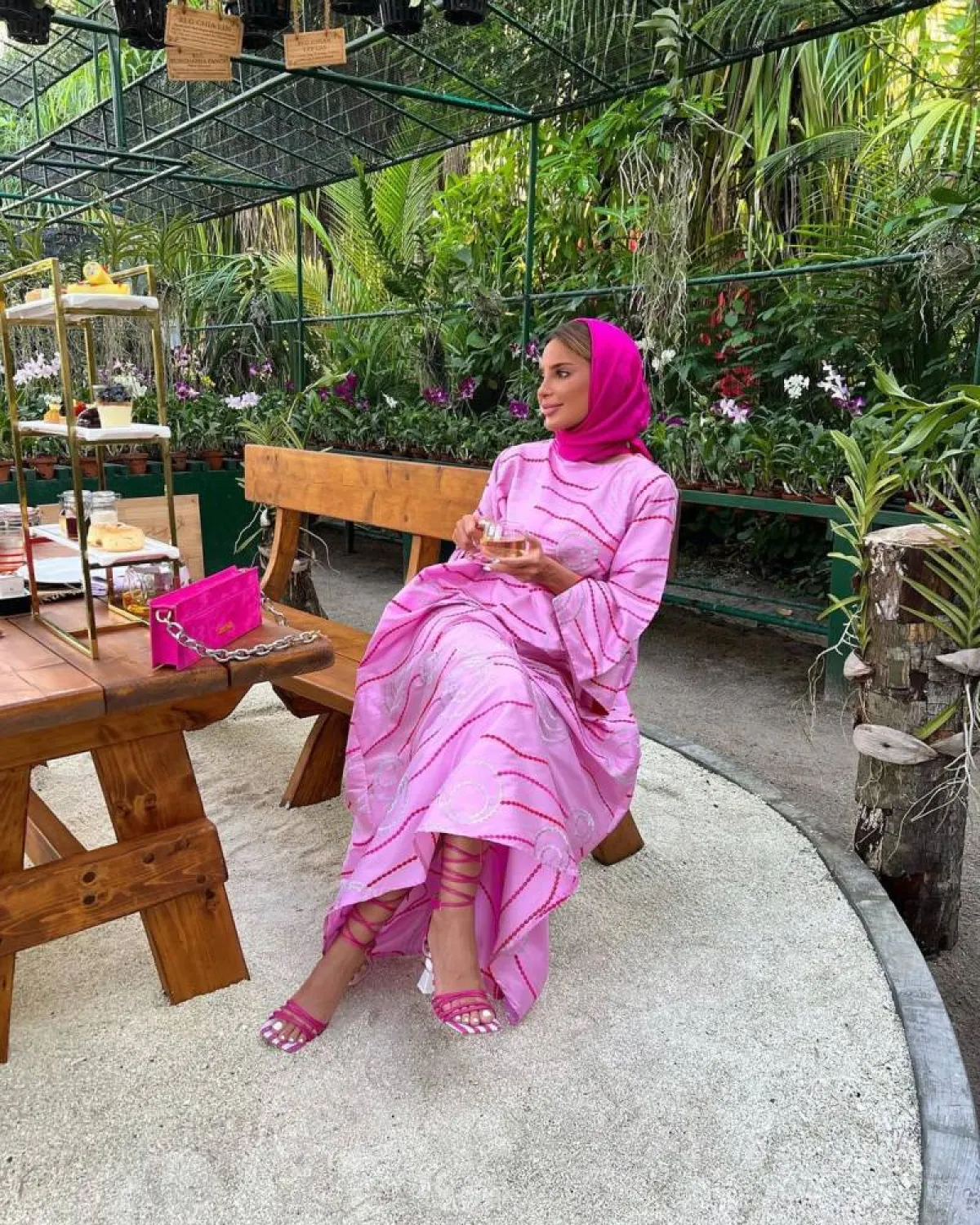 فاطمة حسام بعباية زهري وإيشارب من الحرير الزهري الداكن