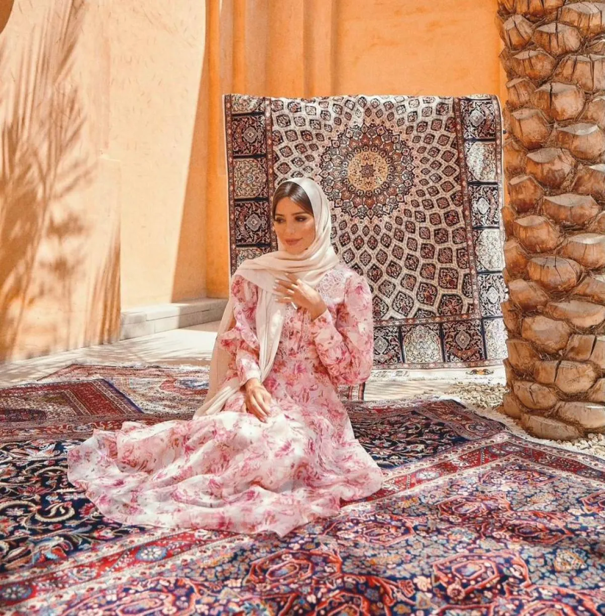 فاطمة حسام بعباية باللون الزهري وإيشارب باللون الأوف وايت