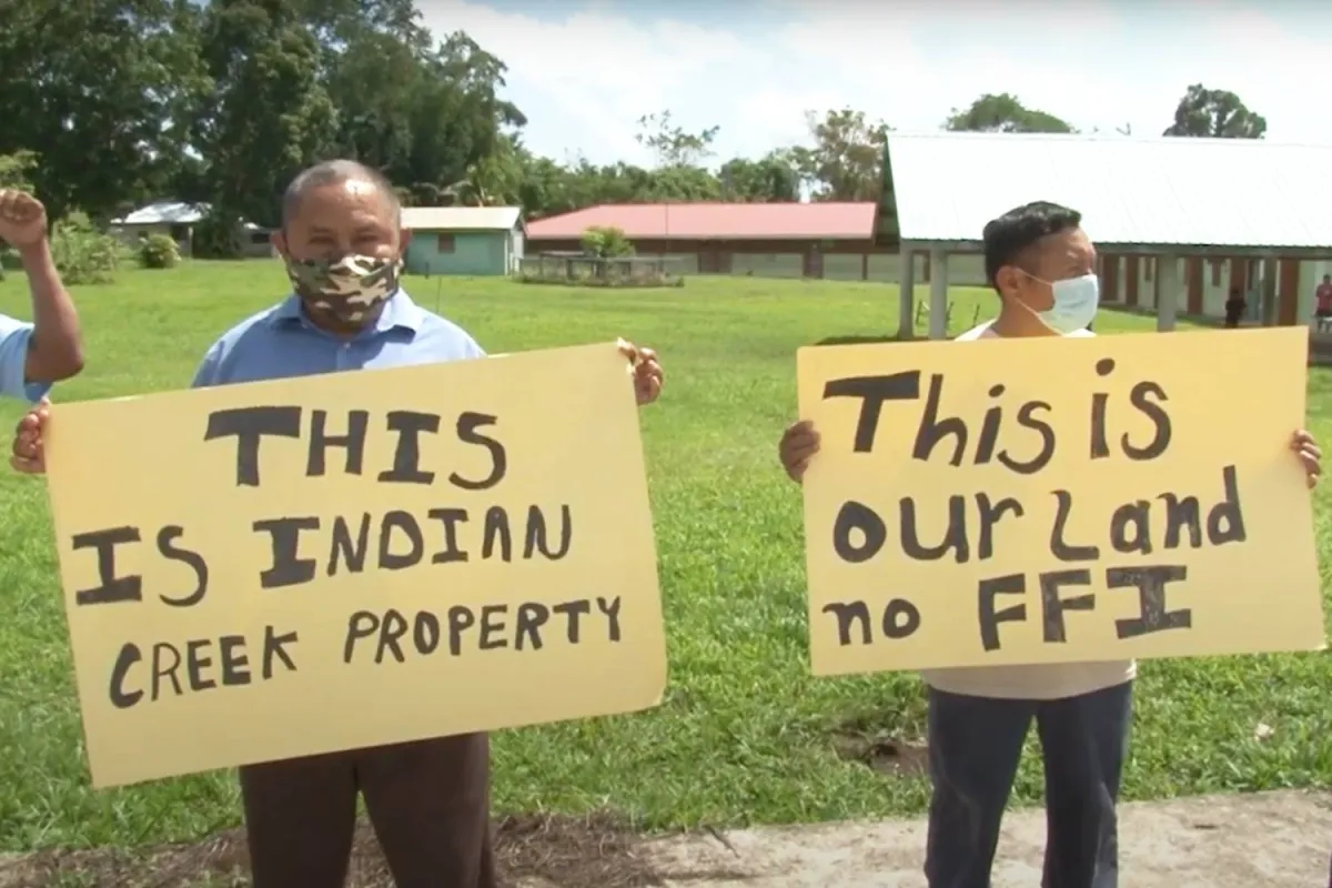 إحتجاج سكان إنديان كريك على زيارة ويليام وكيت- الصورة من موقع People