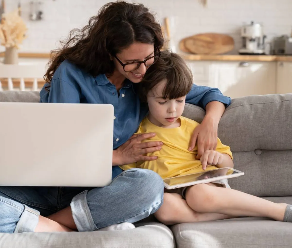 صورة لأم تشرح لطفلها