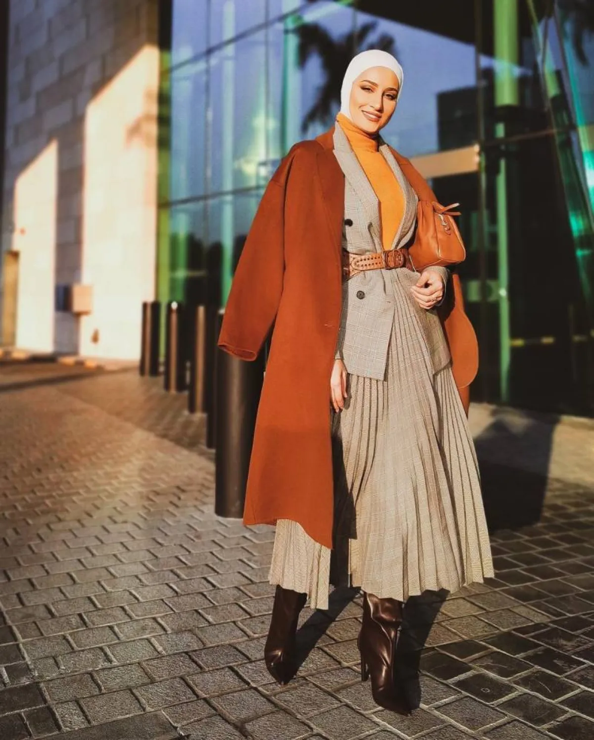 دلال الدوب بإطلالة باللون البني  