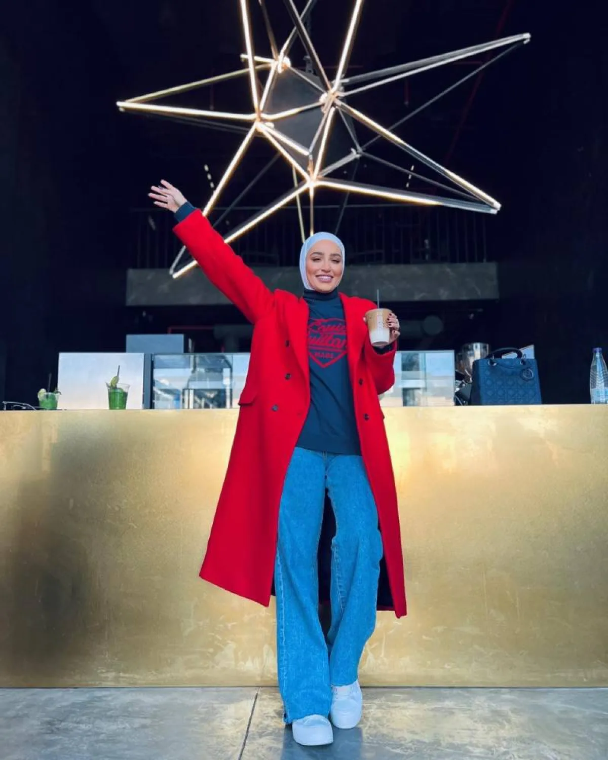 دلال الدوب بإطلالة باللون الأحمر  