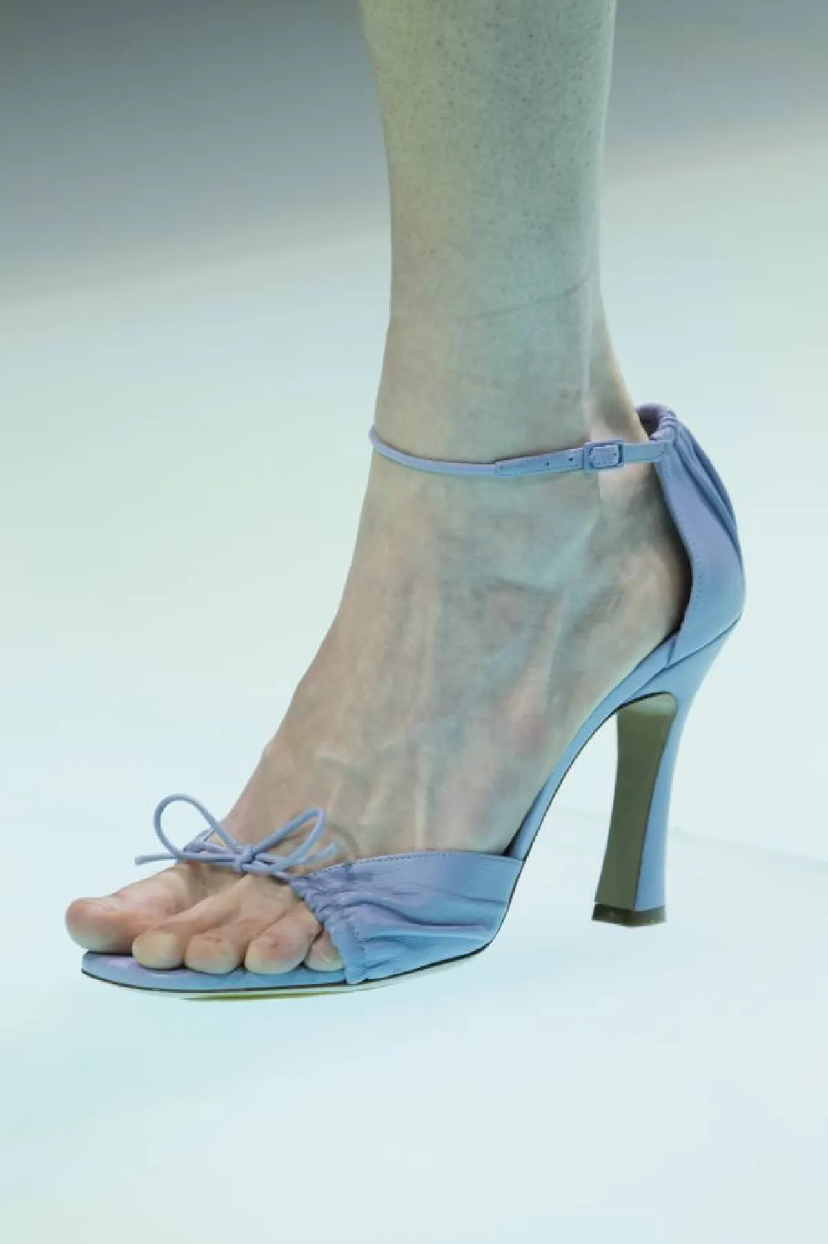 صندل أزرق بكعب عالٍ، من إمبوريو أرماني Emporio Armani  