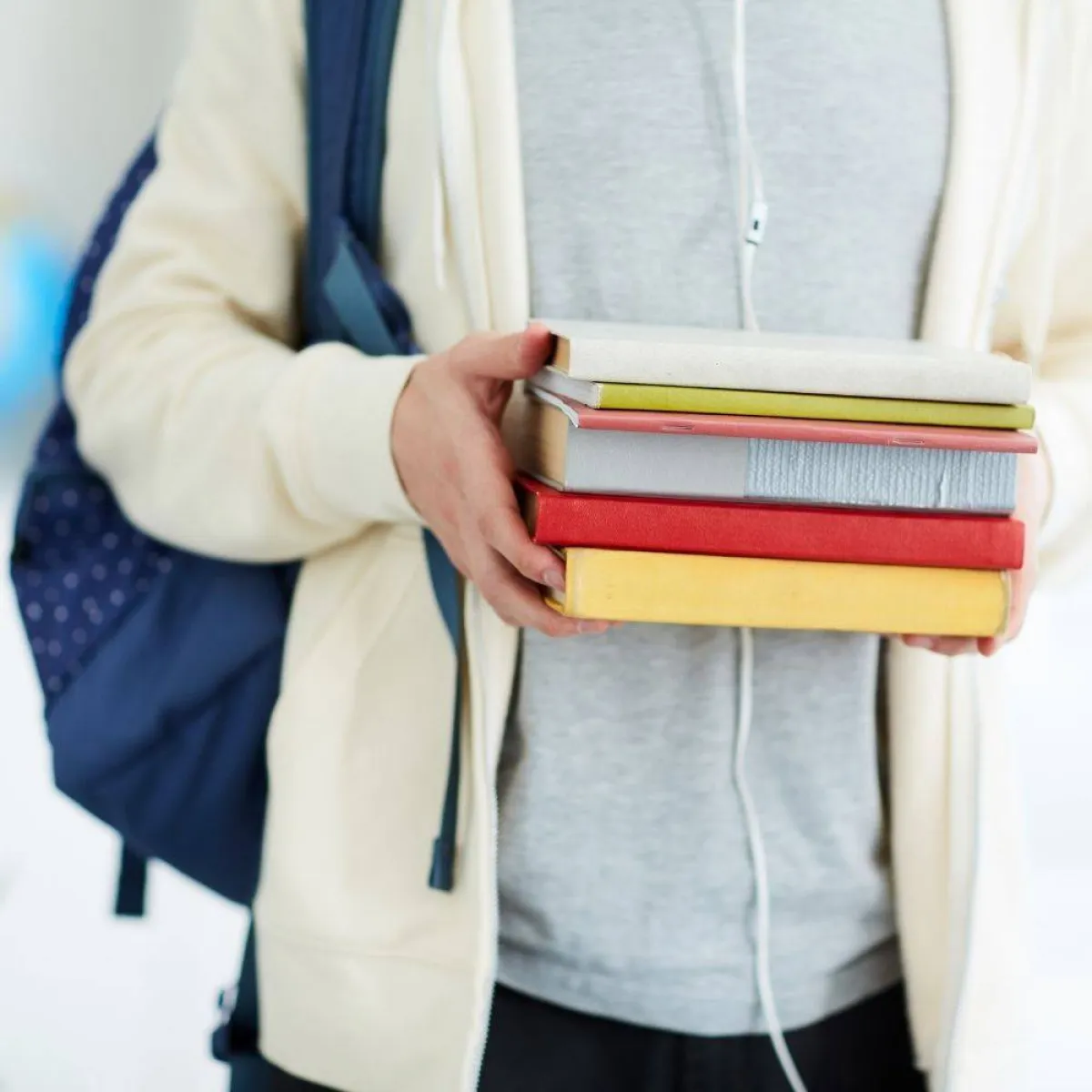 elements صورة تظهر لطالب يحمل حقيبة مدرسية ومجموعة كتب مصدر الصورة 