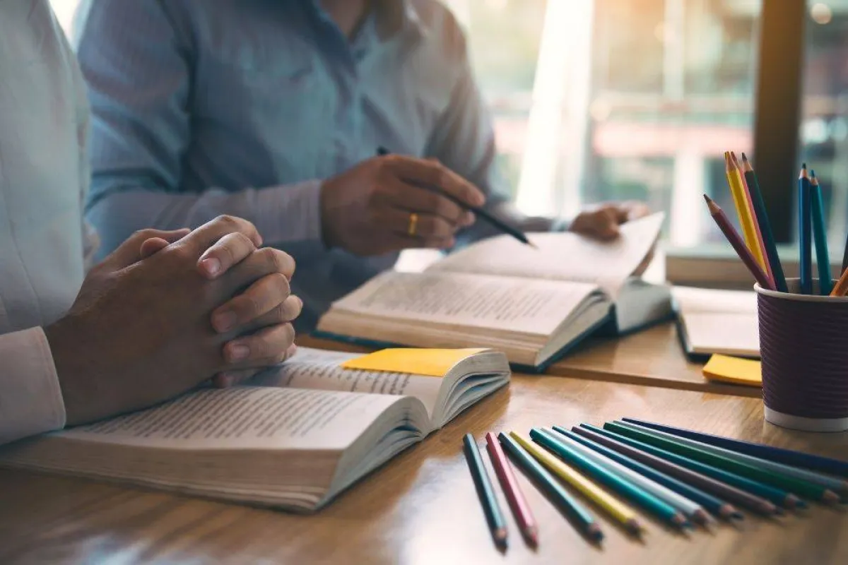 elements صورة تظهر لطالبين ومجموعة كتب مصدر الصورة 