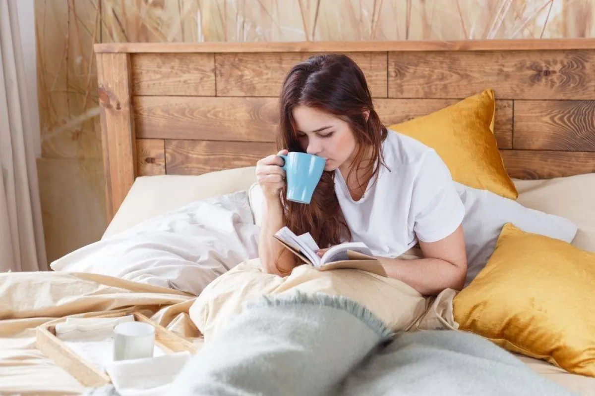 elements صورة تظهر فتاة تقرأ كتاباً مصدر الصورة 