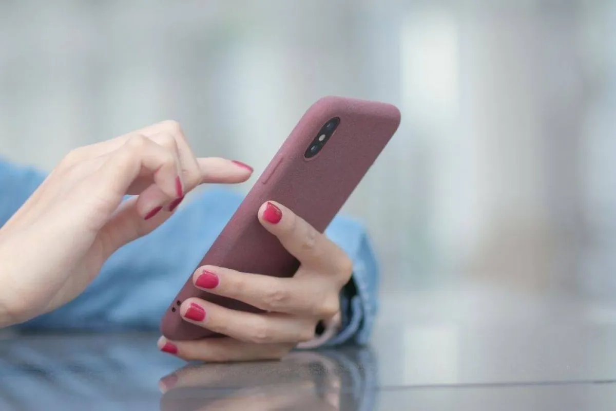 elements صورة تظهر فتاة تستخدم الهاتف المحمول مصدر الصورة 