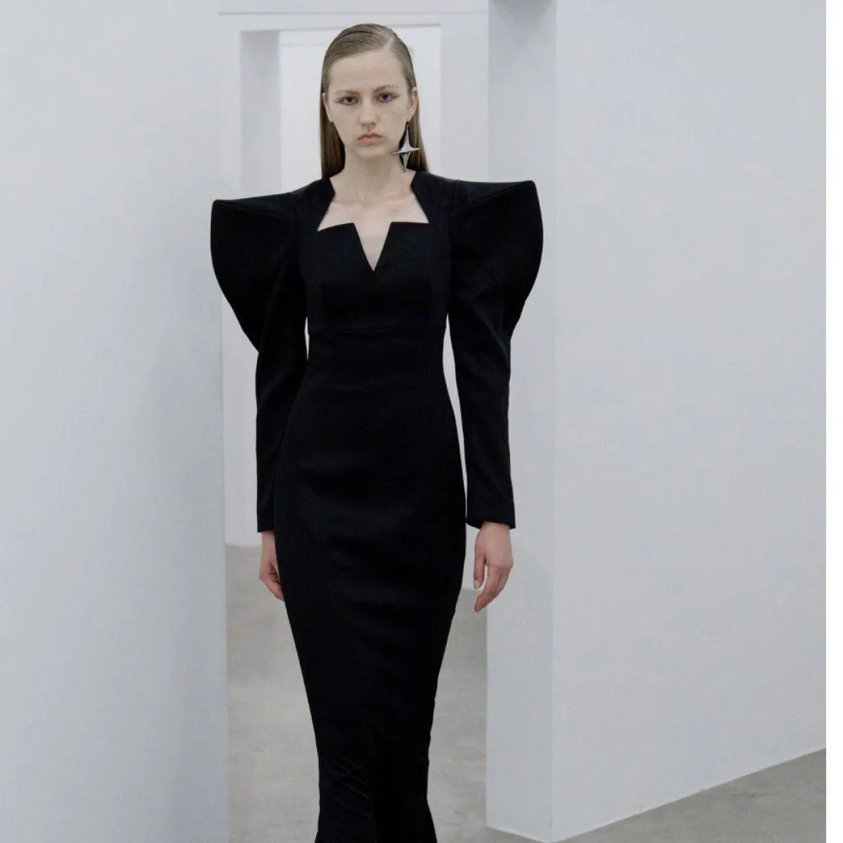 فستان باللون الأسود من  اناكيكي  Annakiki   