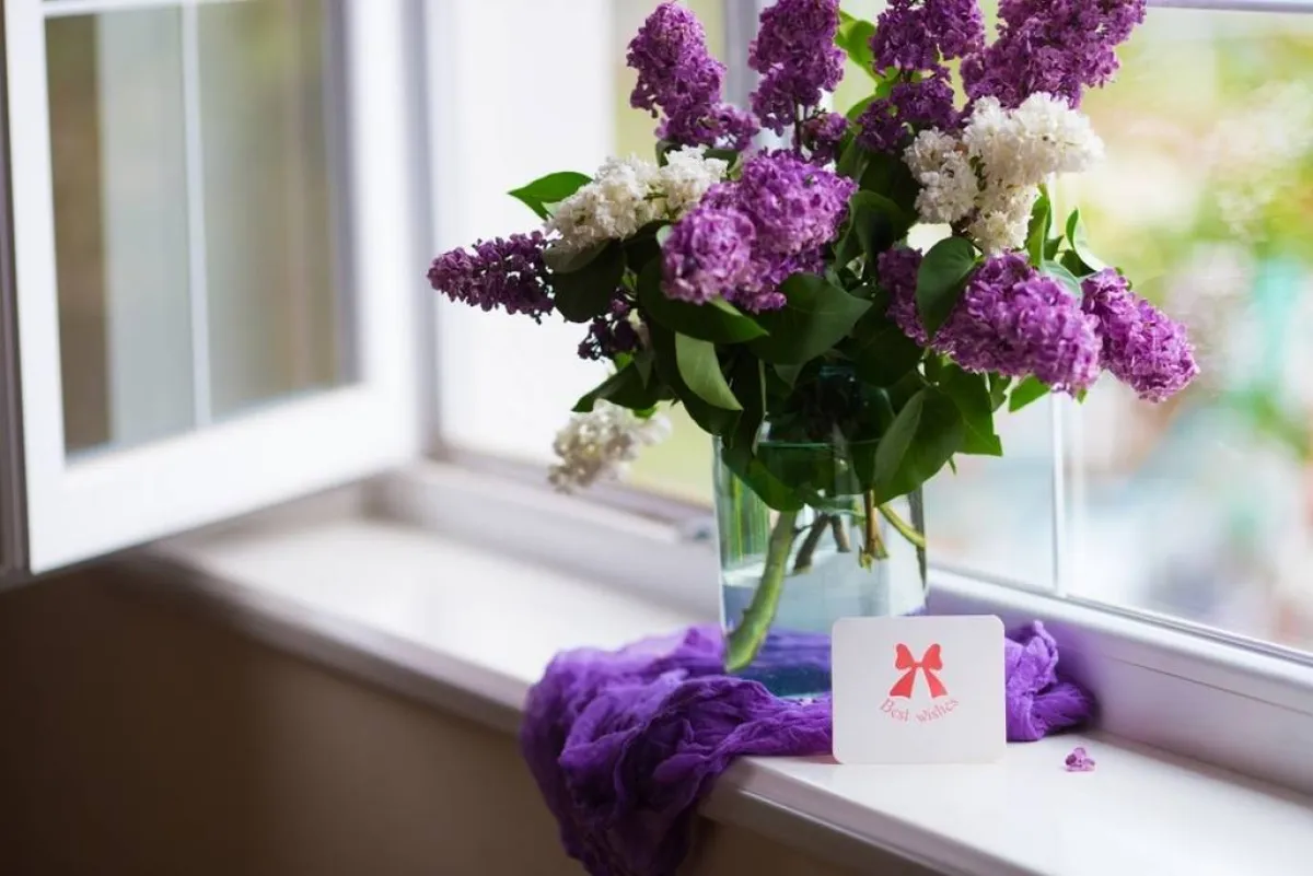 لا تغيب تنسيقات الأزهار عن يوم الأمّ، فهي "تُلوّن" المساحة بألوانها الربيعيّة