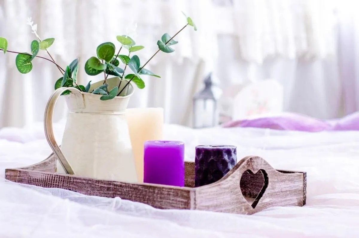 الشموع تشي بجوّ احتفالي  