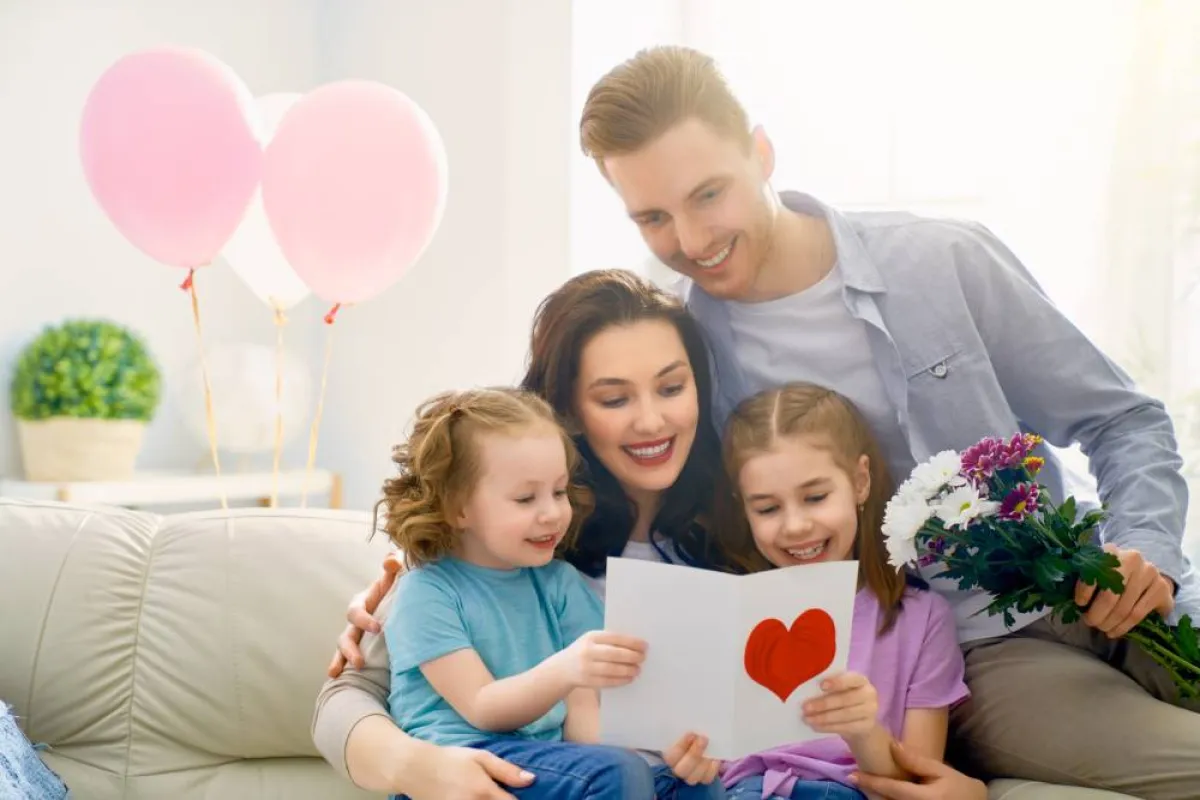  خبيرة الإتيكيت والبروتوكول هاجر جوهاري تدعو كلّ أب أن يتولى دور إفهام الأطفال الصغار عن يوم الأم، وطريقة الاحتفال به