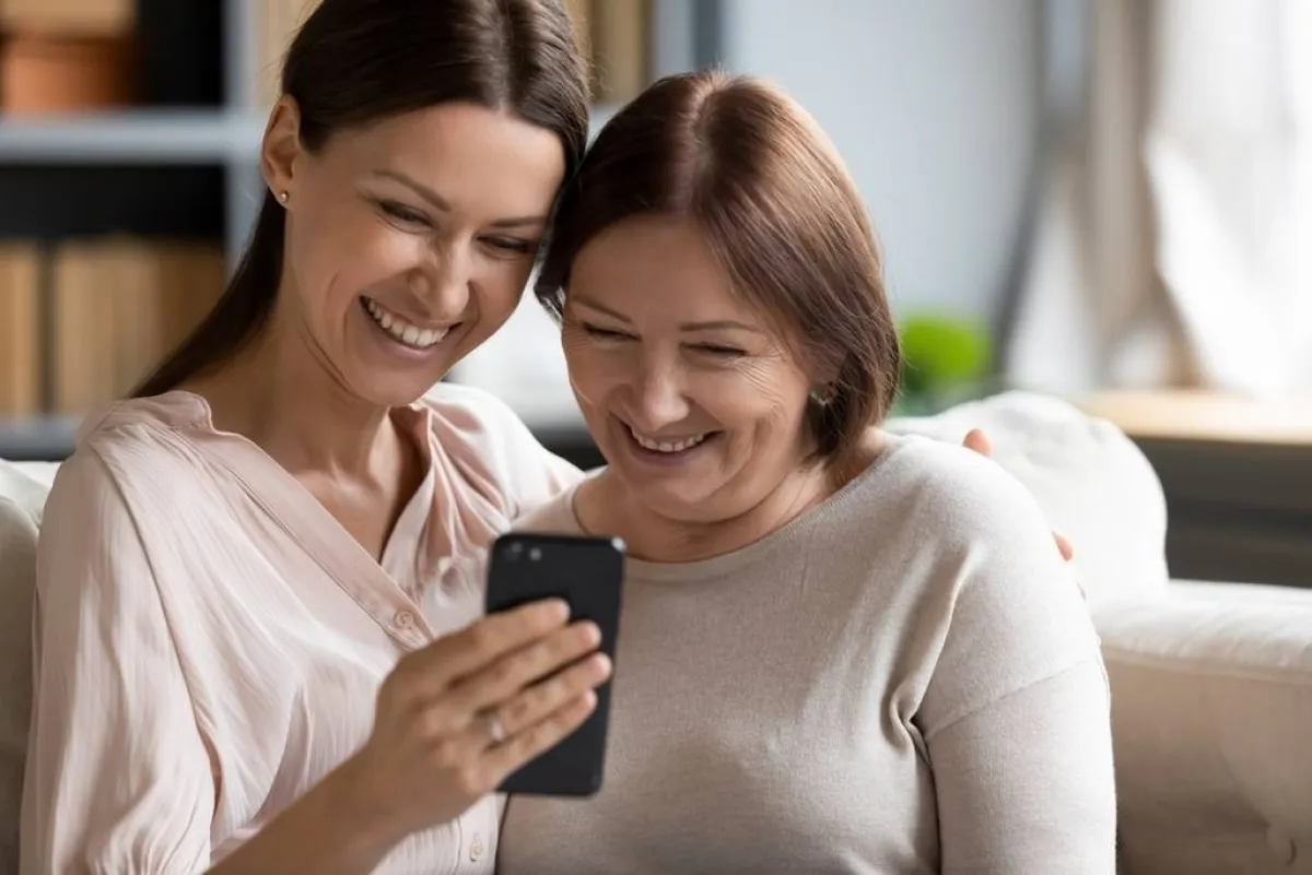 من الهامّ تخصيص وقت لمكالمة عبر الفيديو للمعايدة، في حال كانت الأم تقيم في بلد مغاير عن مكان إقامة الابن أو البنت