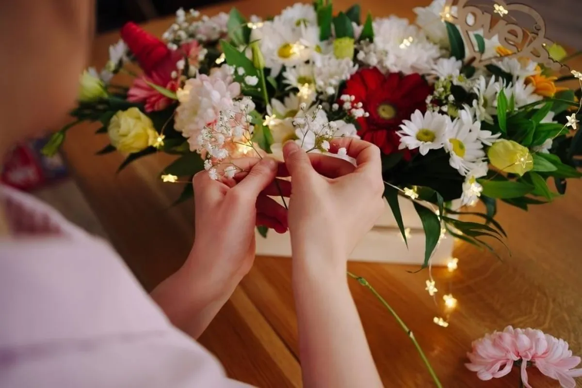 عند الاحتفال بالمناسبة في منزل الأمّ، يجب أن يتولّى الأبناء تزيين المنزل 