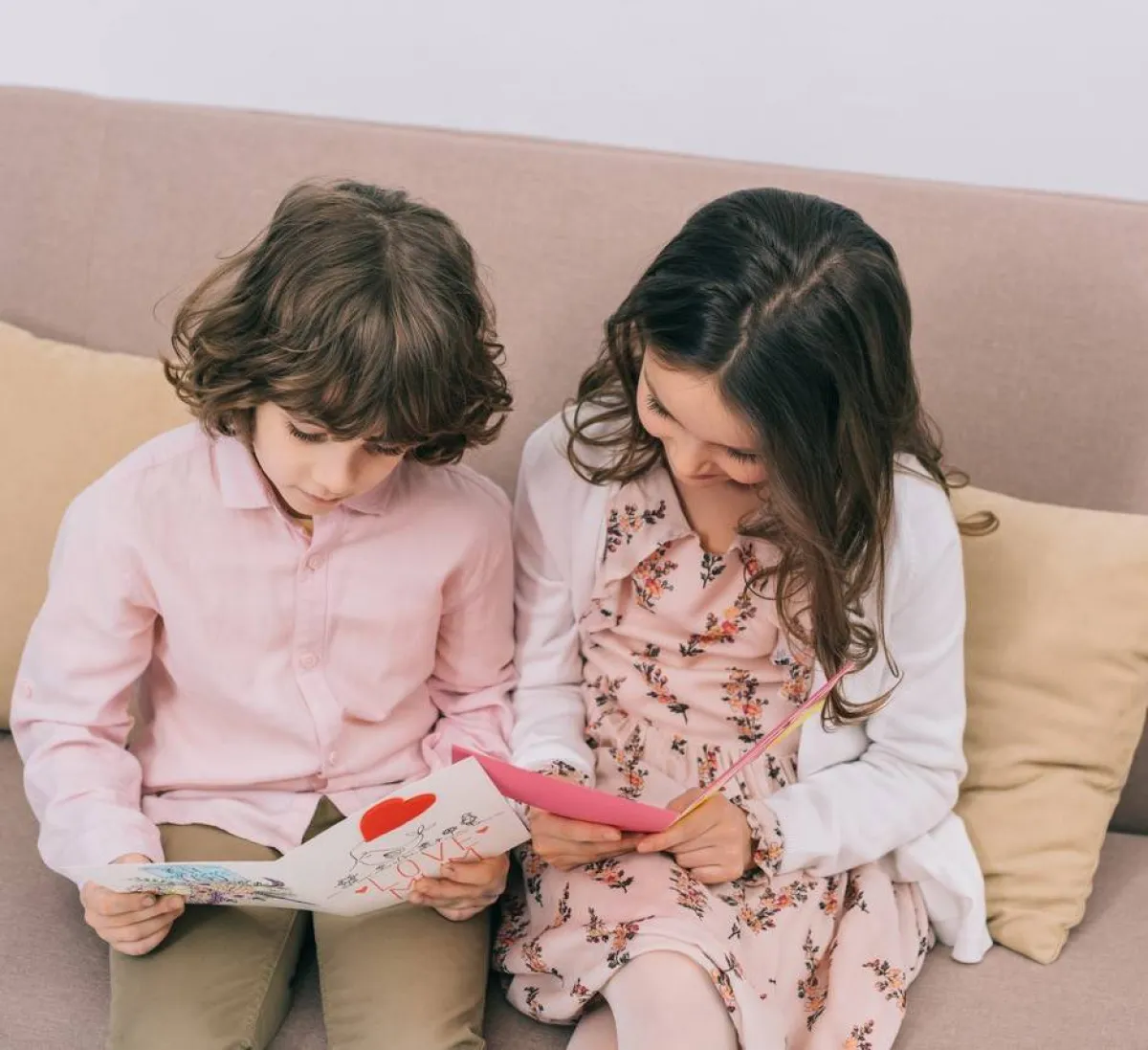 صورة لطفلين يجهزان بطاقة في يوم الأم 2022