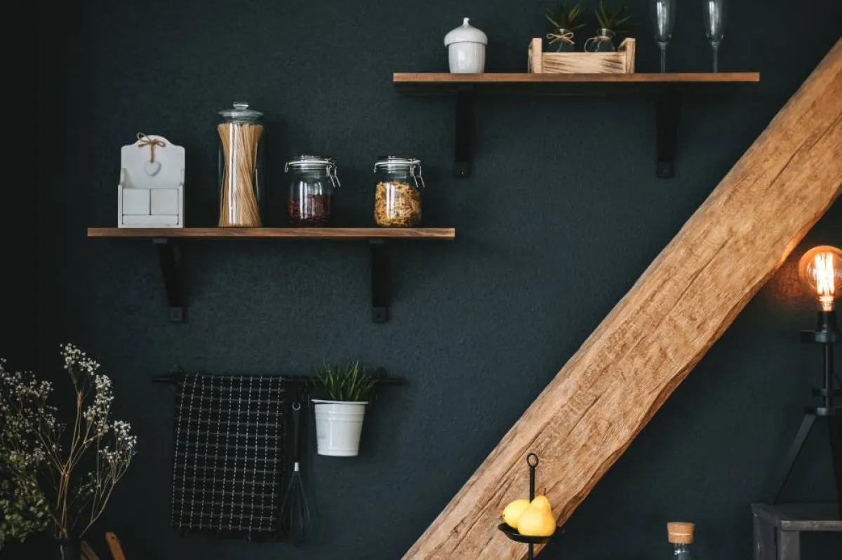 تنظيم الرفوف داخل المطبخ الحديث