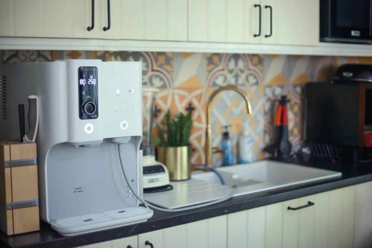 الأجهزة المطبخيّة الصغيرة، مثل: الميكرويف والخلاط توضع في مكان واحد، ما يُوفّر المزيد من المساحة داخل المطبخ