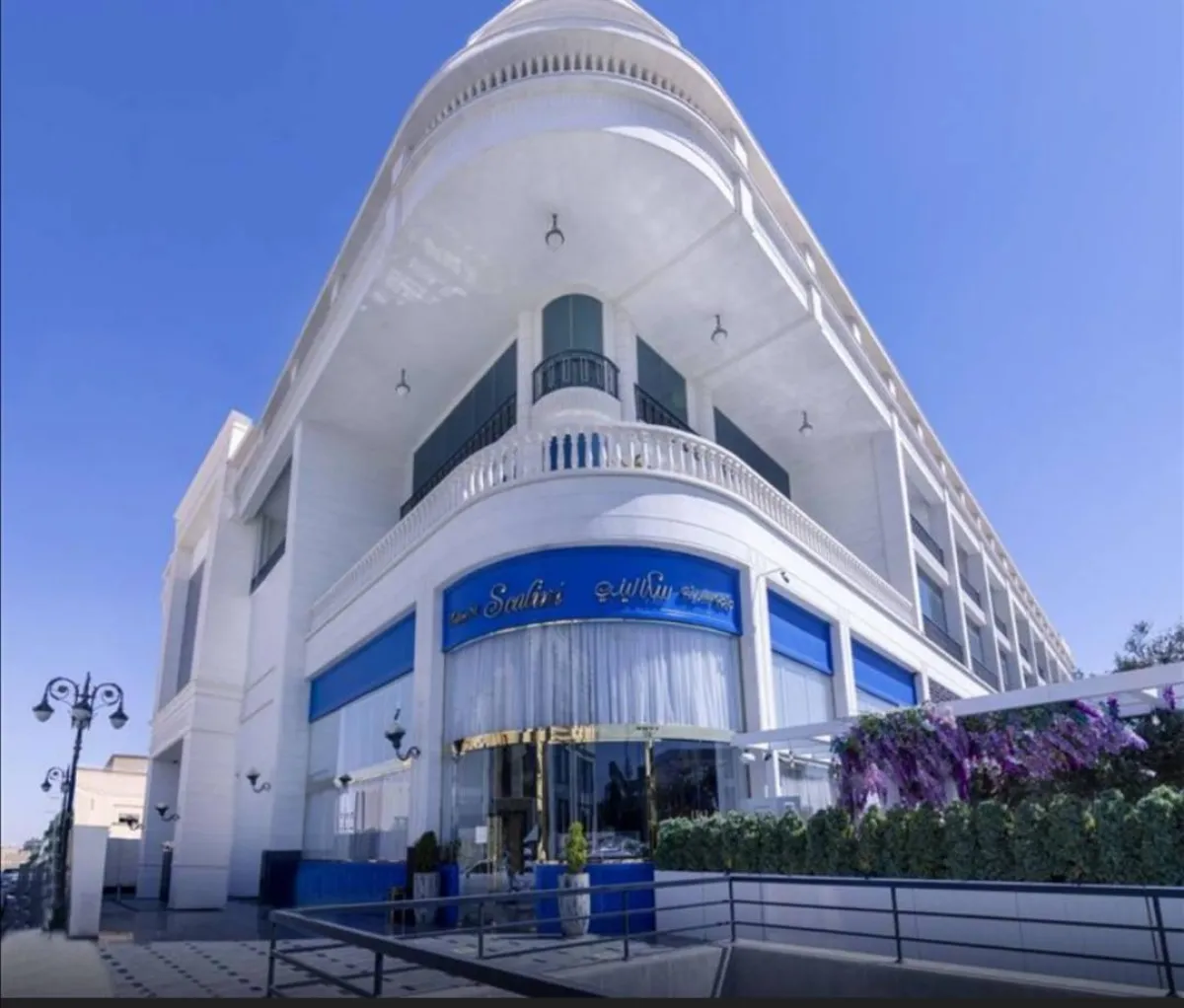 تناول العشاء في مطعم سكاليني